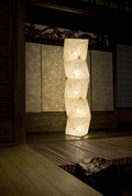 Lampe cube en papier japonais incruste de torsandes