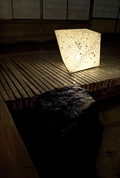 Lampe cube en papier japonais incruste de torsandes
